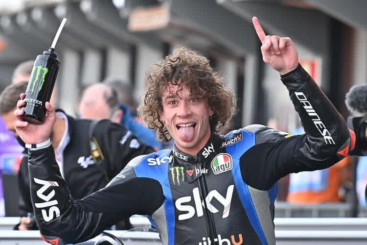 Marco Bezzecchi gewinnt in Valencia