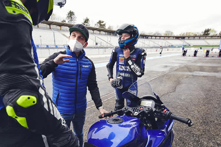 Sandro Cortese (Mitte) sagt, wo es lang geht