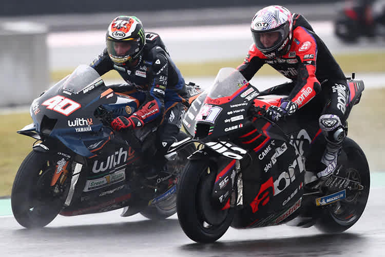 Spannende Fights: Darryn Binder (40) gegen Aleix Espargaró (41)