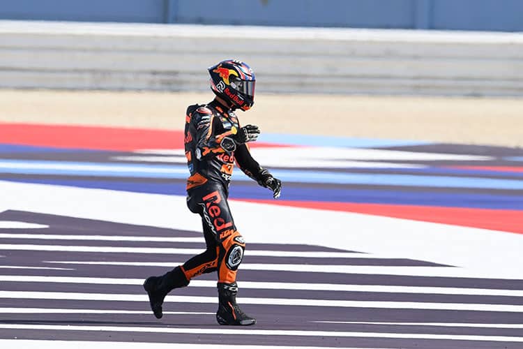 Brad Binder kehrte nach Crash Nr. 2 ohne Bike an die Boxen zurück