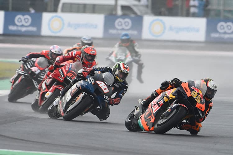 Brad Binder (33) vor Bruder Darryn (40), Bagnaia, Aleix und Pol Espargaró sowie Alex Márquez