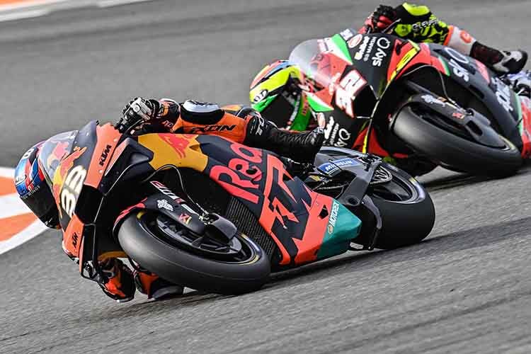 Brad Binder (33) vor Lorenzo Savadori (Aprilia) 