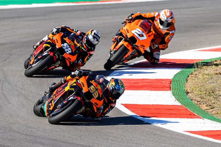 Für den Angriff von Lecuona (27) gegen Oliveira (88) war nicht genug Platz; vorne Brad Binder (33)