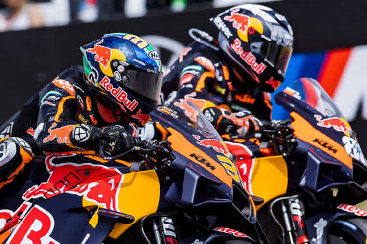 Das KTM-MotoGP-Duo Miguel Oliveira (innen) und Brad Binder