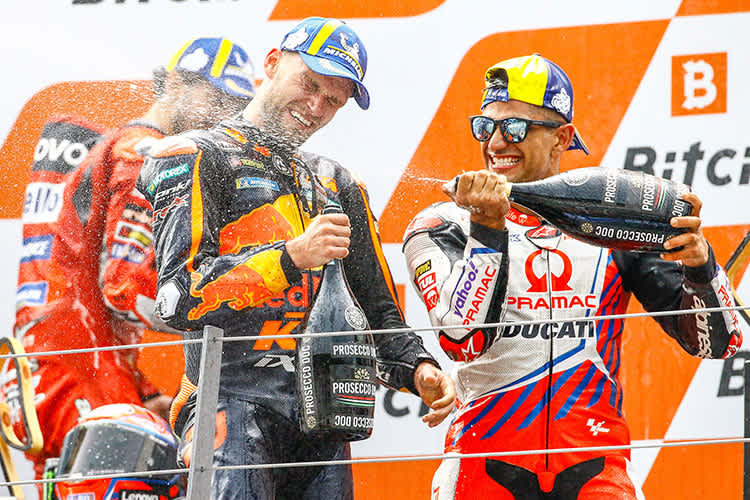 Auch auf dem Podest blieb kein Auge trocken: Brad Binder mit Jorge Martin (re.) und Bagnaia