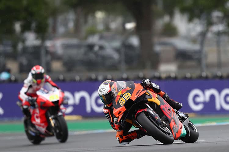 Schwierige Verhältnisse: Brad Binder (33) vor Tito Rabat