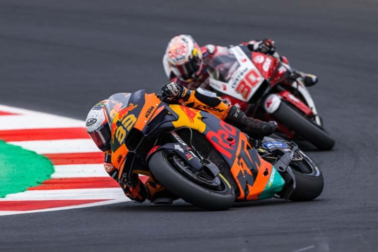 Brad Binder (33) stritt im Rennen in Misano gegen Nakagami (30)