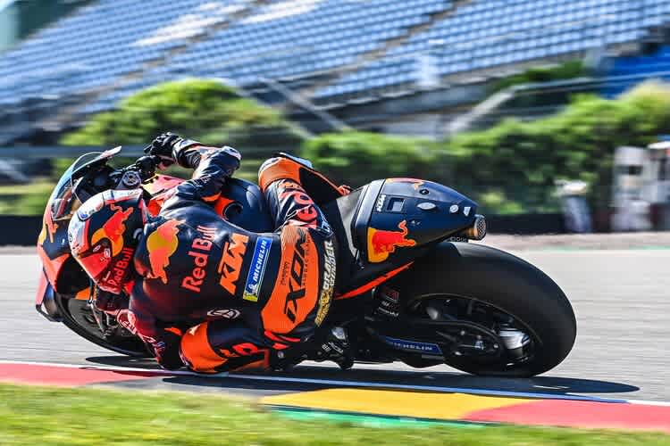 Brad Binder in der Zielkurve des Sachsenrings am Freitag