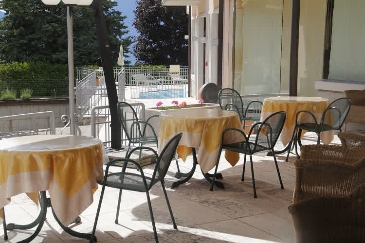 Italien nach Corona: Leeres Gartenkaffee, niemand am Pool