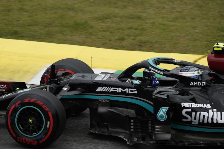 Valtteri Bottas wurde nach seinem bitteren Ausfall von seiner Boxencrew getröstet