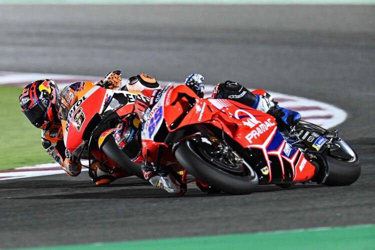 Auf dem Weg nach vorne: Stefan Bradl schiebt sich an Jorge Martin vorbei