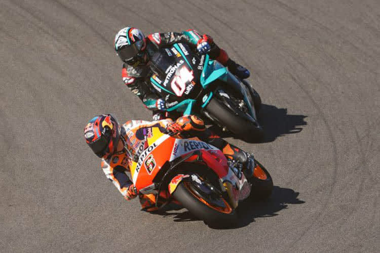 Spannender Kampf: Stefan Bradl 6) wehrt sich gegen Dovizioso (04)