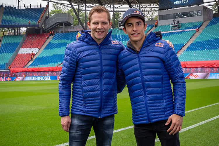 Stefan Bradl und Marc Márquez: Beim Bundesliga-Match RB Leipzig gegen Bayern München 2019 in Leipzig