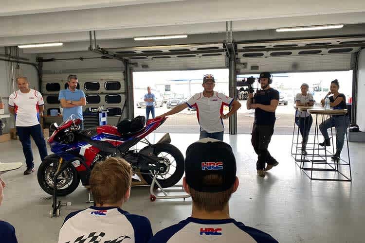 In der Box: Adi Stadler (links) und Stefan Bradl (rechts) erklären das Bike und den Plan für den ersten Tag