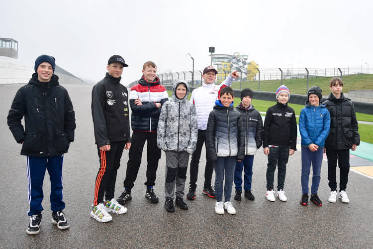 Stefan Bradl mit den neun Teilnehmern auf dem Sachsenring