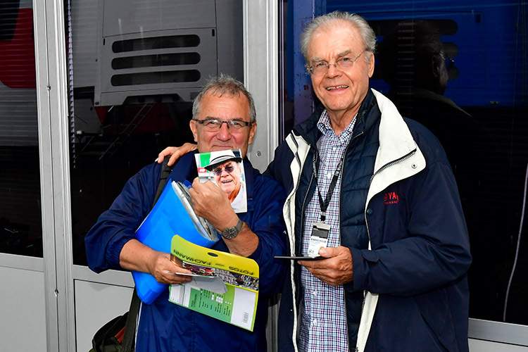 Dieter Braun (rechts): Beim Sachsenring-GP mit Autogrammjäger Frank Bischoff