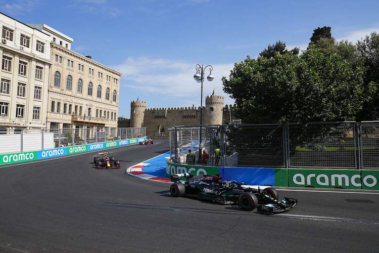 Lewis Hamilton vor Max Verstappen und Sergio Pérez