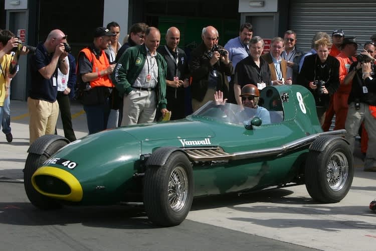 Tony Brooks mit seinem legendären Vanwall-Rennwagen