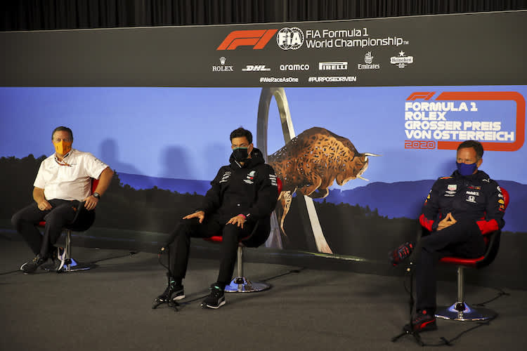 Auch sie halten Abstand: McLaren-CEO Zak Brown, Mercedes-Motorsportdirektor Toto Wolff und Red Bull Racing-Teamchef Christian Horner