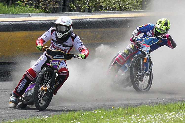 Im Training: Tobias Busch vor Stephan Katt