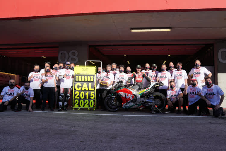 Familenfoto zum Abschied: Cal Crutchlow umgeben vom LCR-Team