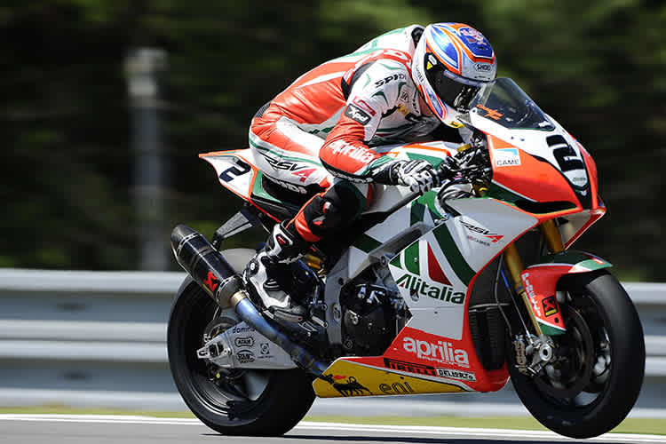 Auf Aprilia eroberte Leon Camier sieben Podestplätze