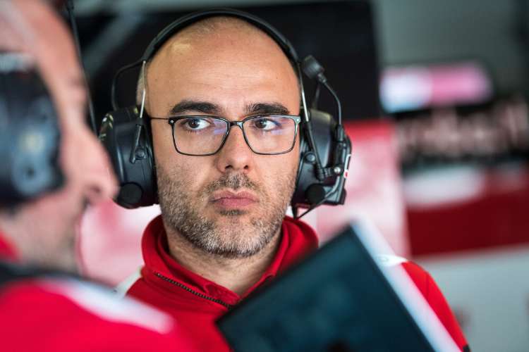 Aruba-Eigentümer Stefano Cecconi bereitet sich auf ein Vier-Mann-Team vor