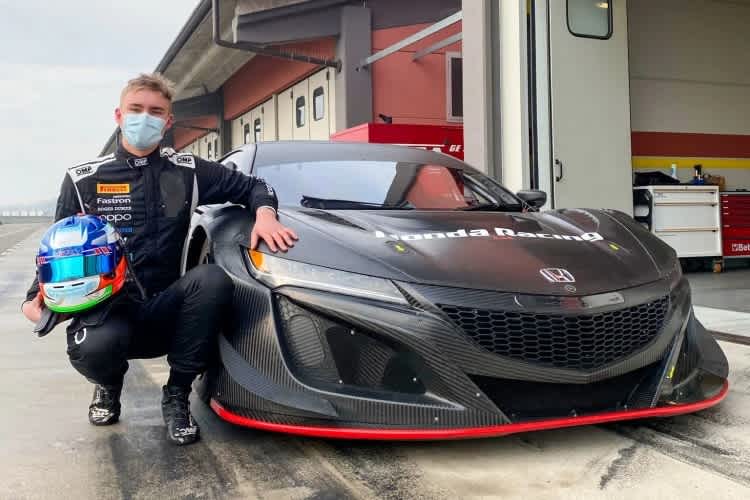 Marcus Påverud neben dem Honda NSX GT3 Evo