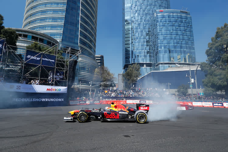 Sergio Pérez liess die Reifen rauchen