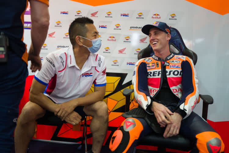 Gute Laune bei Hondas MotoGP-Projektleiter Takeo Yokoyama und Pol Espargaró