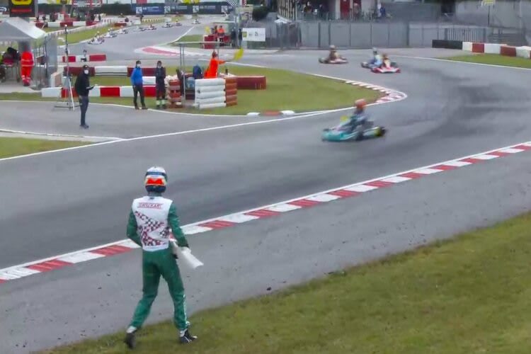 Luca Corberi schmeißt die Frontschürze seines Karts auf die Strecke