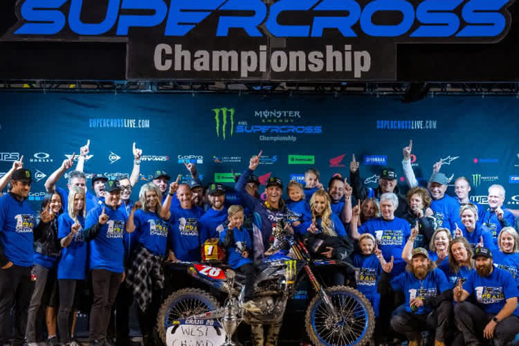 Das Star Racing Yamaha Team feiert mit Christian Craig den Triumph