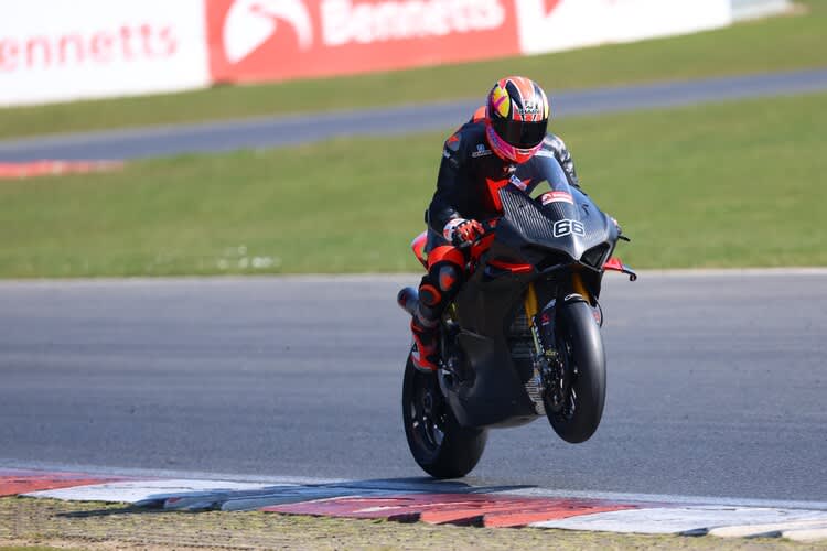 Tom Sykes mit seinem neuen Arbeitsgerät