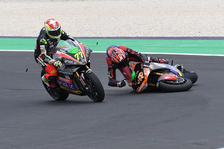 Kurve 14: Aegerter schiebt sich vorbei, Torres stürzt