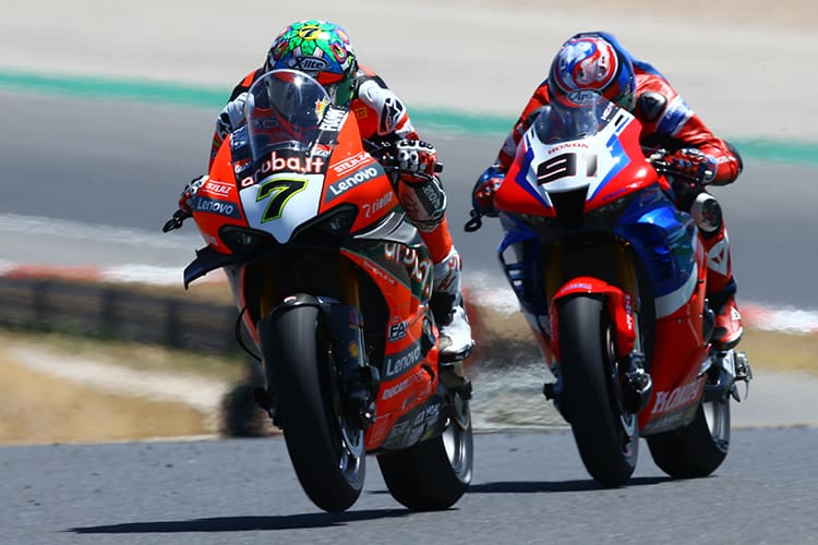 Chaz Davies vor Leon Haslam