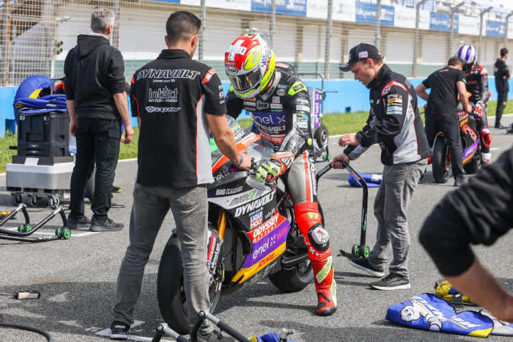 Im Grid: Patrick Mellauner rechts hinter Aegerter