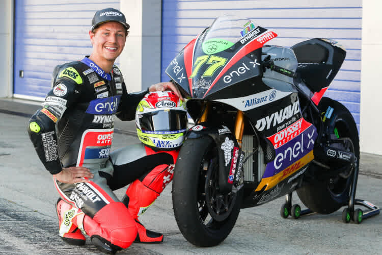 Dominique Aegerter posiert mit der Energica Ego Corsa