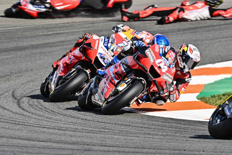 Dovizioso vor Miller und Alex Márquez, dahinter stürzt Pecco Bagnaia