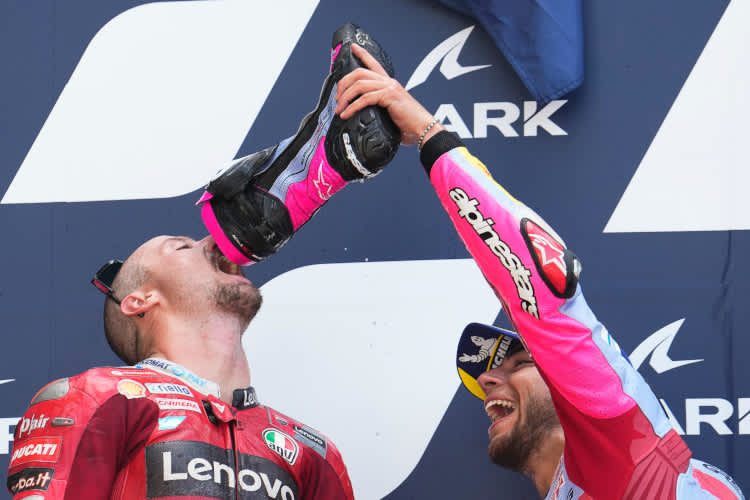 Stiehlt Enea Bastianini (rechts) Jack Miller nach dem Shoey-Trick auch den Platz im Werksteam?