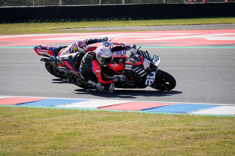 Der entscheidende Moment: Aleix Espargaró geht an Martin vorbei