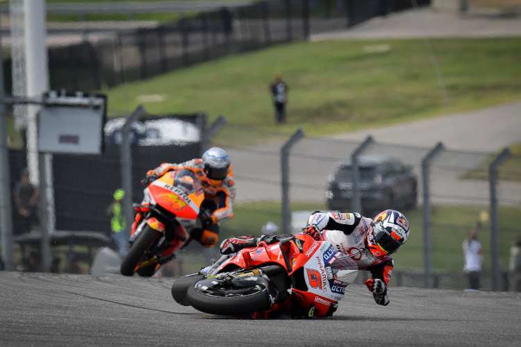 Fünfte Runde, Kurve 1: Johann Zarco stürzt