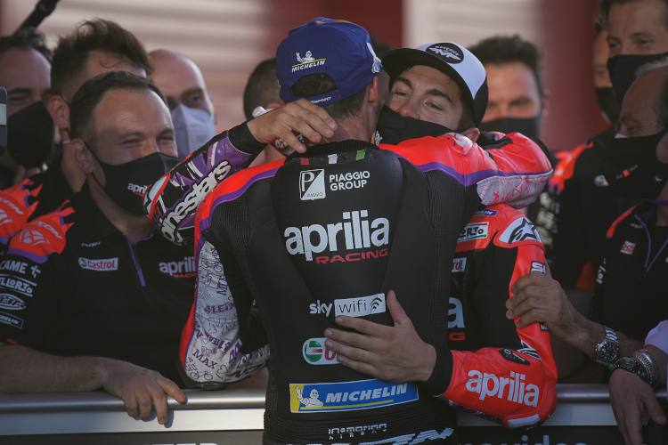 Viñales kam zum Parc Fermé, um Aleix Espargaró zu gratulieren