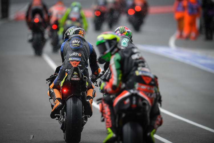 Luca Marini (links) kurz nach dem Bike-Wechsel