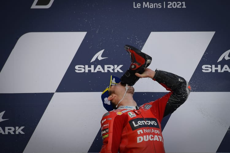 Jack Miller mit dem «Shoey» auf dem Podium von Le Mans