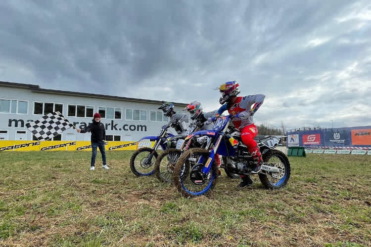 Andrea Dovizioso neben Streckenbesitzer Stefano Avandero und Ex-MXGP-Star Gautier Paulin, das Startsignal gibt Alex Puzar (ganz links)