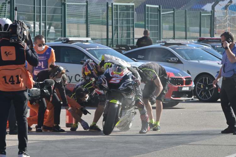 Johann Zarco kam mit seiner qualmenden Ducati zurück in die Boxengasse