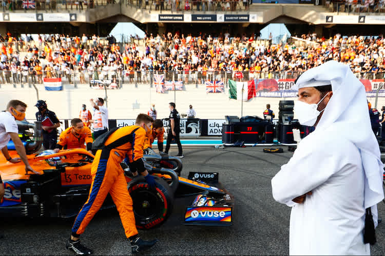 Prösterchen: Max Verstappen und Lewis Hamilton nach dem Bahrain-GP