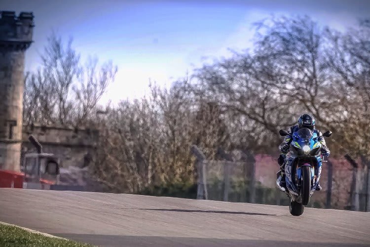 Sylvain Guintoli mit der Suzuki GSXR in Donington Park