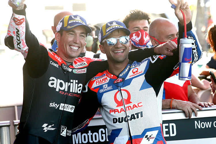 Jubel: Aleix Espargaró mit Jorge Martin (rechts)