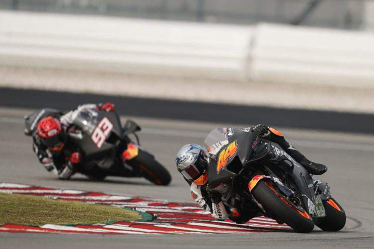 Pol Espargaró (44) vor seinem Honda-Teamkollegen Marc Márquez (93) 